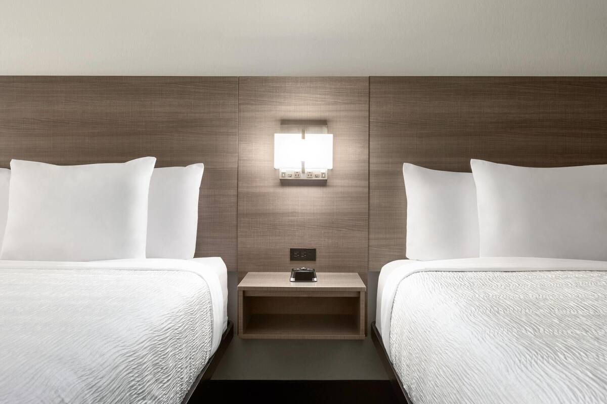 ห้องพัก, เตียงควีน  ไซส์ 2 เตียง, ปลอดบุหรี่ | โต๊ะทำงาน, Wi-Fi ฟรี, ผ้าปูที่นอน