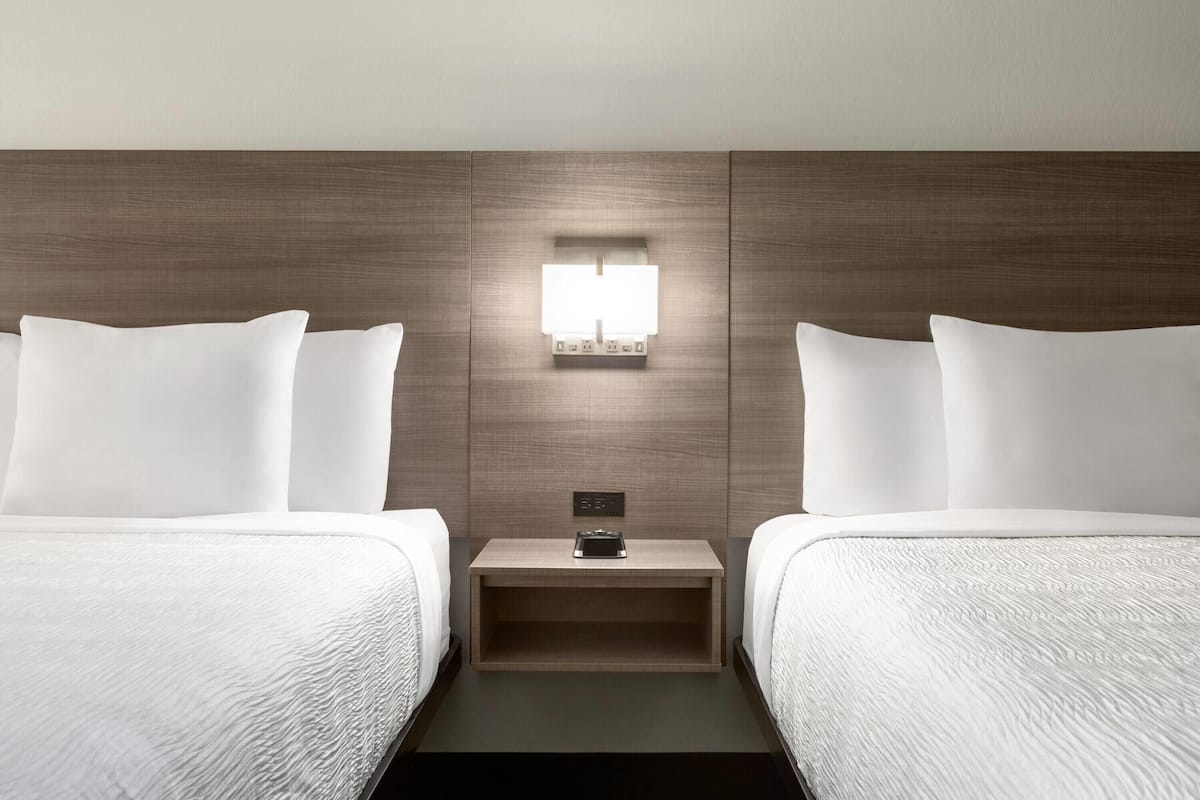 ห้องพัก, เตียงควีนไซส์ 2 เตียง, ปลอดบุหรี่ | โต๊ะทำงาน, Wi-Fi ฟรี, ผ้าปูที่นอน