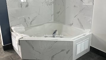 Suite, 1 cama de matrimonio grande, no fumadores, bañera de hidromasaje | Escritorio, wifi gratis, ropa de cama