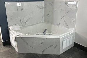 스위트, 킹사이즈침대 1개, 금연, 분사식 욕조 | 책상, 무료 WiFi, 침대 시트