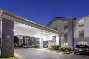 Exterior - Super 8 by Wyndham La Grange KY (La Grange)