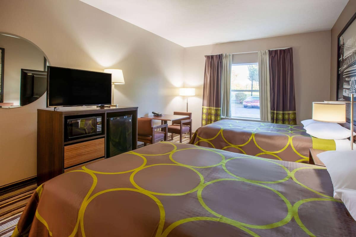 Habitación doble, 2 camas dobles | Escritorio, wifi gratis, ropa de cama