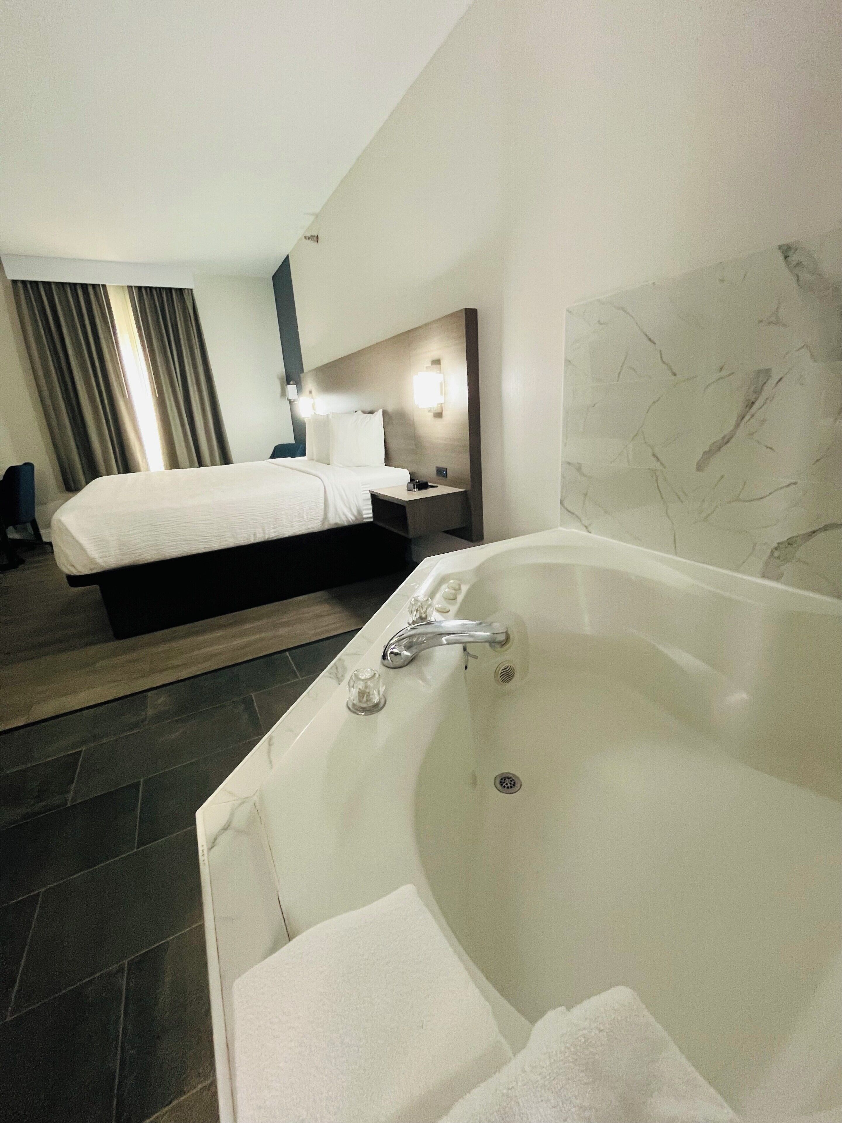 스위트, 킹사이즈침대 1개, 금연, 분사식 욕조 | 책상, 무료 WiFi, 침대 시트