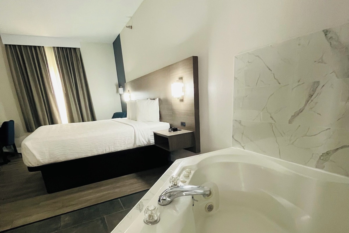 Suite, 1 King Bed, Non Smoking, Jetted Tub