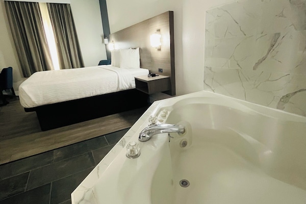 Suite, 1 Katil Raja (King), Non Smoking, Jetted Tub | Meja, Wi-fi percuma, cadar katil