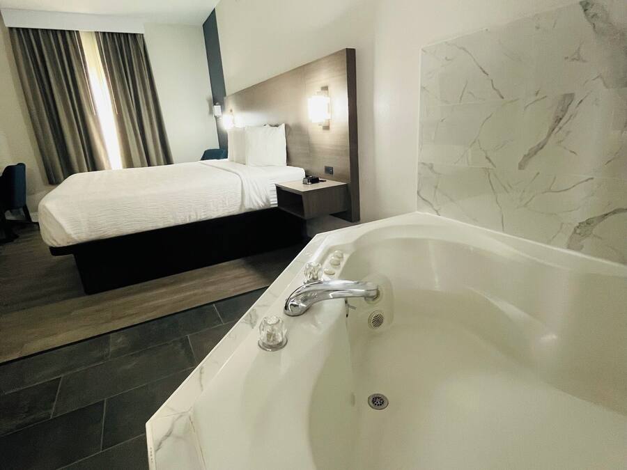 Suite, 1 King-Bett, Nichtraucher, Whirlpool | Schreibtisch, kostenloses WLAN, Bettwäsche