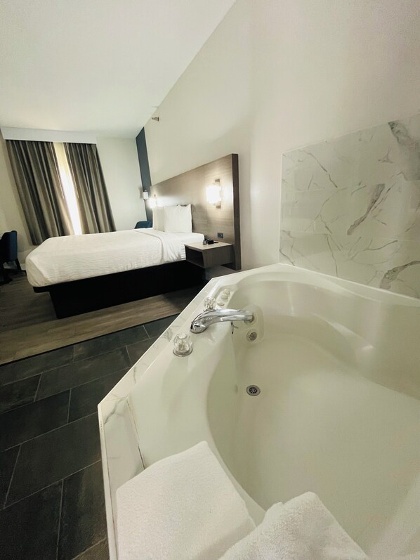 Suite, 1 King Bed, Non Smoking, Jetted Tub