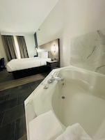 Suite, 1 cama de matrimonio grande, no fumadores, bañera de hidromasaje | Escritorio, wifi gratis, ropa de cama