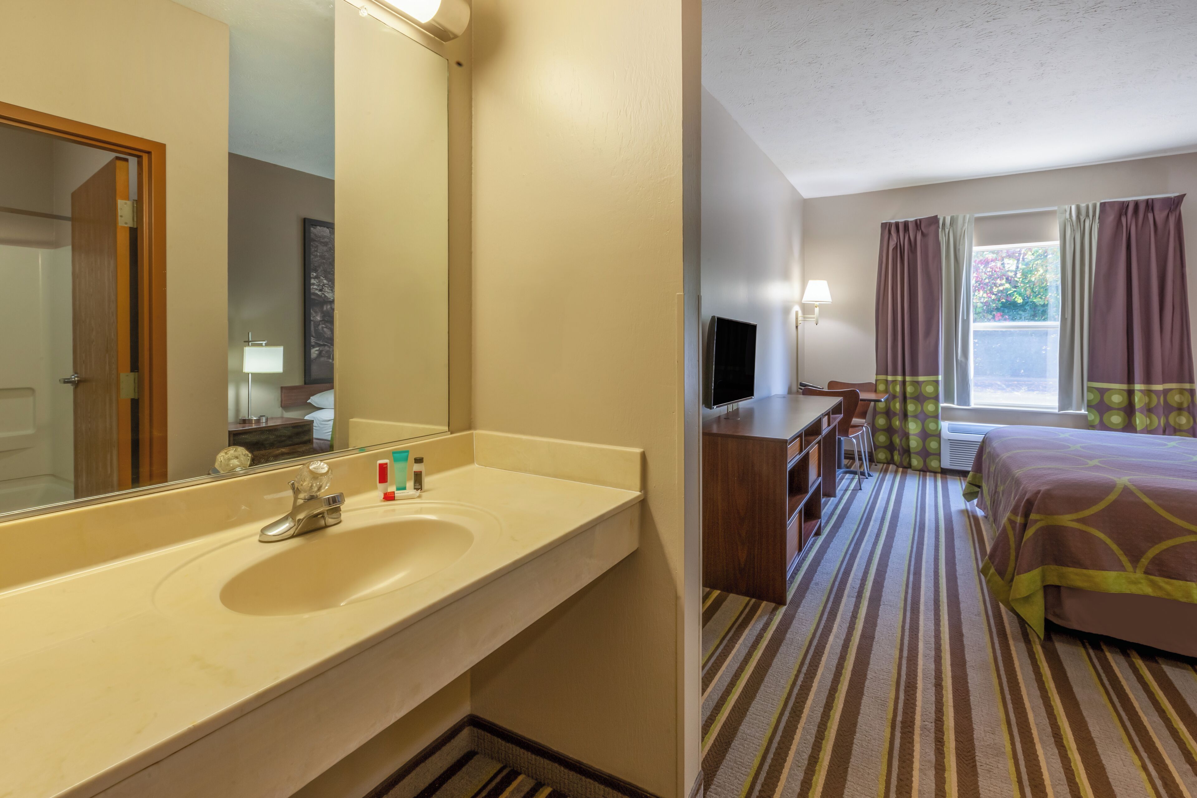 Room, 1 King Bed, Non Smoking | Desk, free WiFi, bed sheets