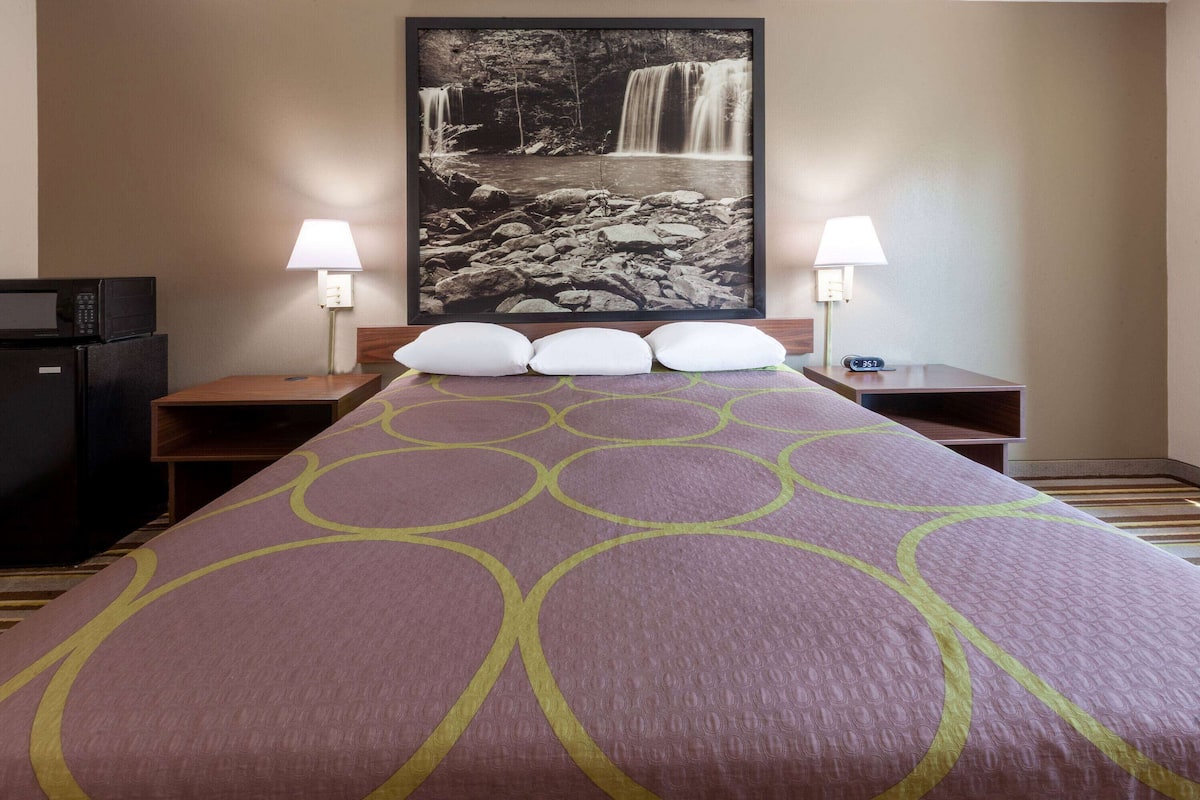 Habitación estándar, 1 cama de matrimonio | Escritorio, wifi gratis, ropa de cama