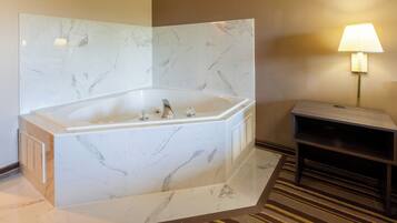 Suite, 1 letto king, non fumatori, idromassaggio | Una scrivania, Wi-Fi gratuito, lenzuola