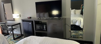 Clairmont Inn & Suites Warren