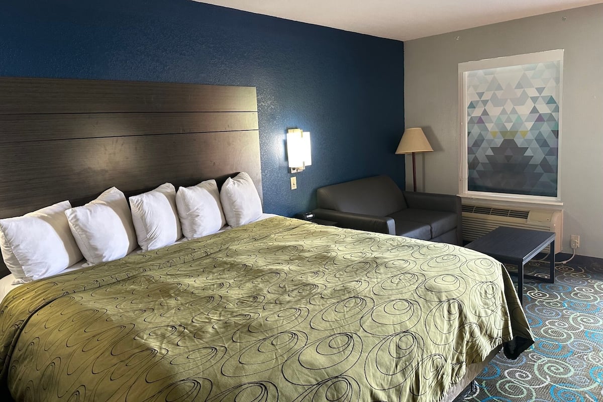 Standard Room, 1 King Bed | Desk, iron/ironing board, free WiFi, bed sheets