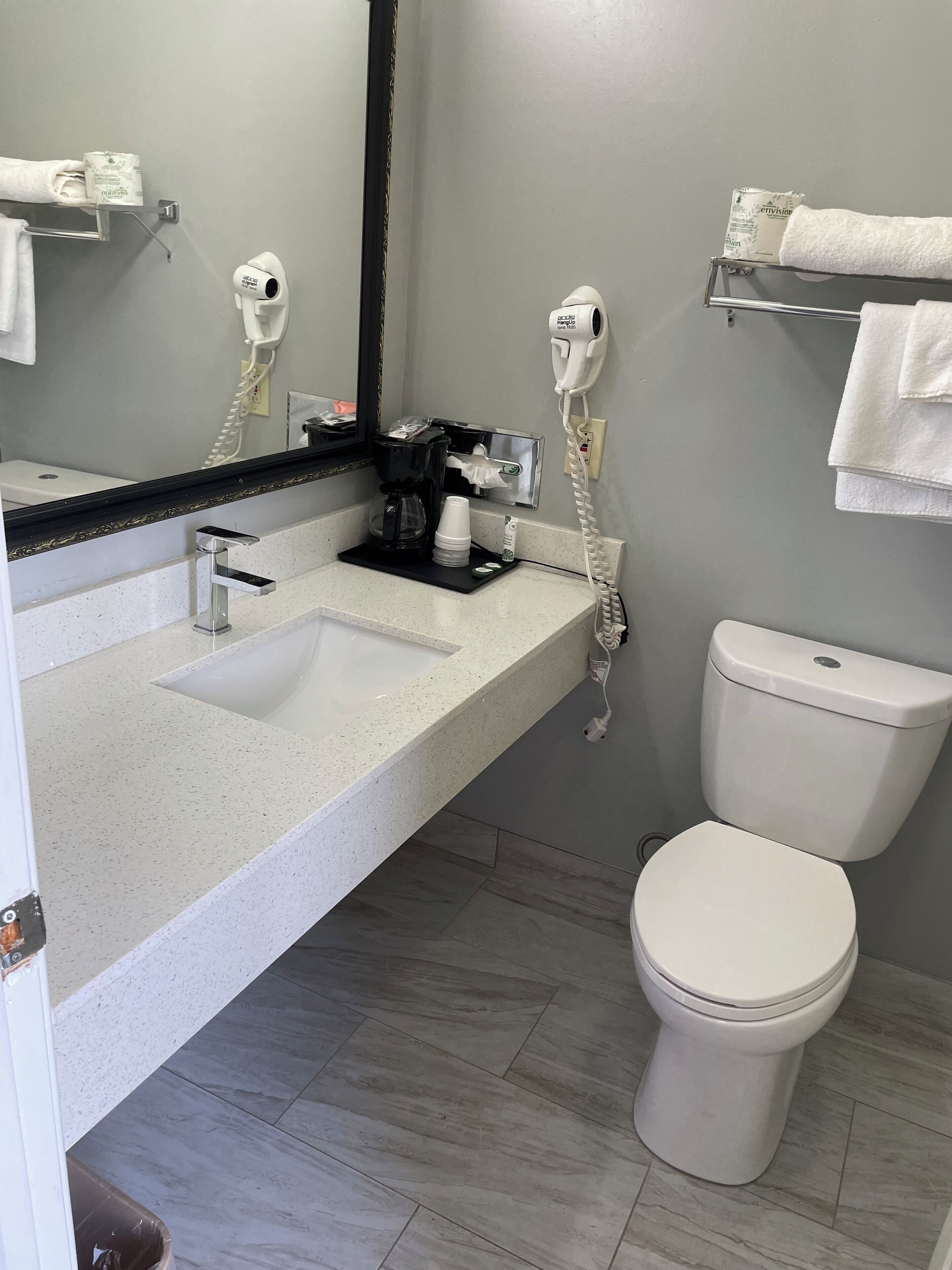 Bathtub, free toiletries, towels