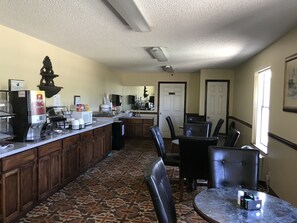 Free daily continental breakfast - Clairmont Inn & Suites Warren (Warren)