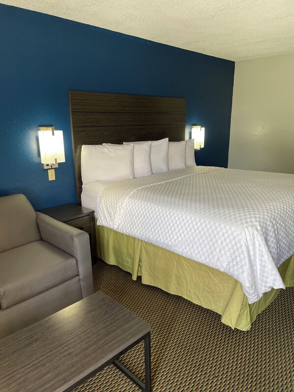 Escritorio, tabla de planchar con plancha, wifi gratis y ropa de cama 