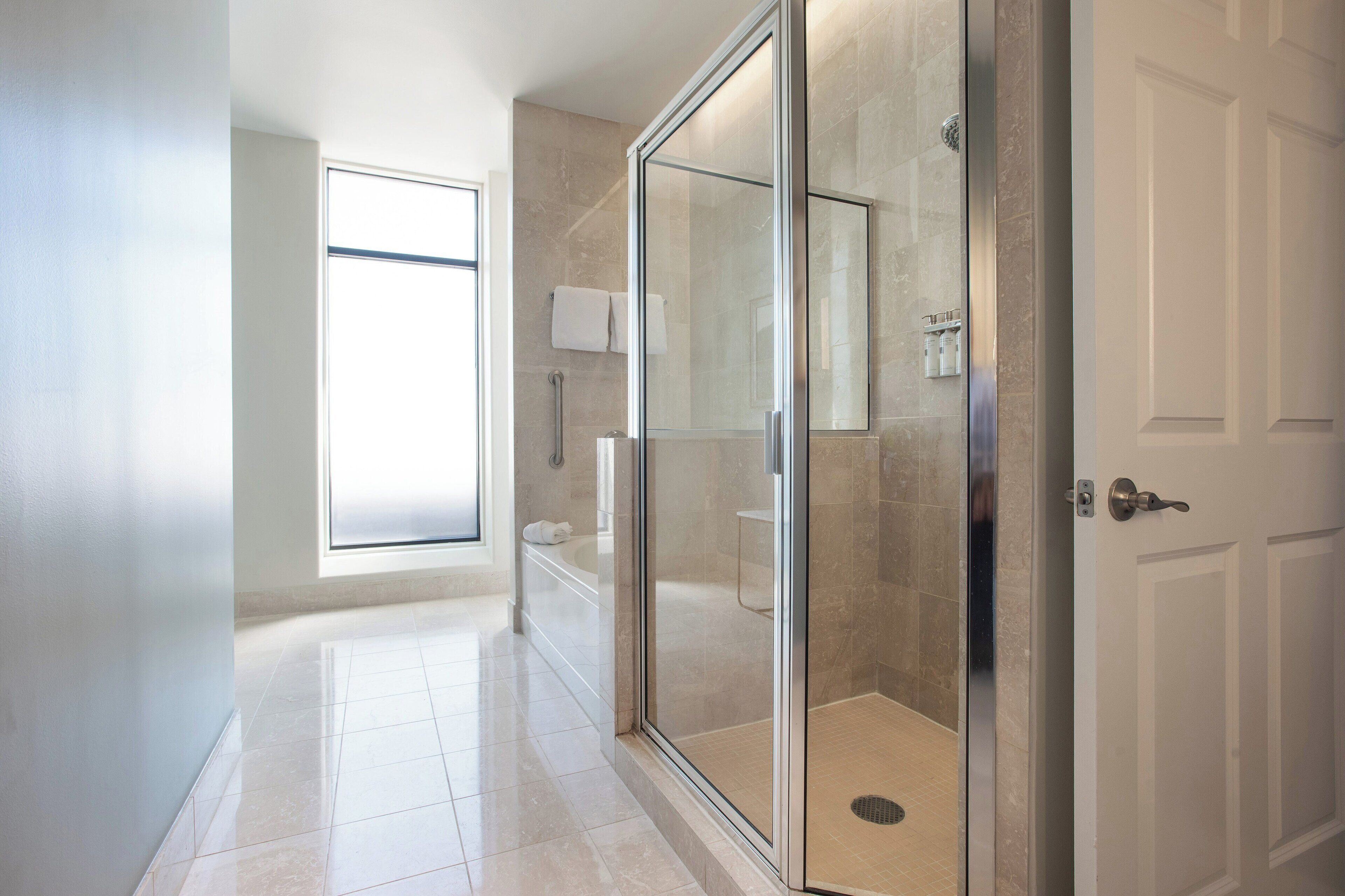 Ein modernes Badezimmer mit Duschkabine aus Glas, Toilette und Waschbecken.