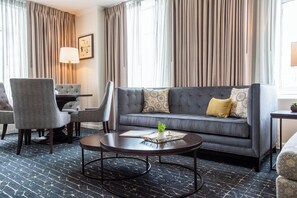 套房, 1 张特大床, 城市景观, 转角 | 起居区 | 55-英寸智能电视（配备数码频道）、Netflix、流媒体服务