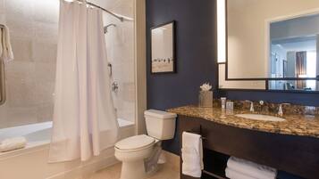 Un baño moderno con ducha, inodoro y lavamanos.