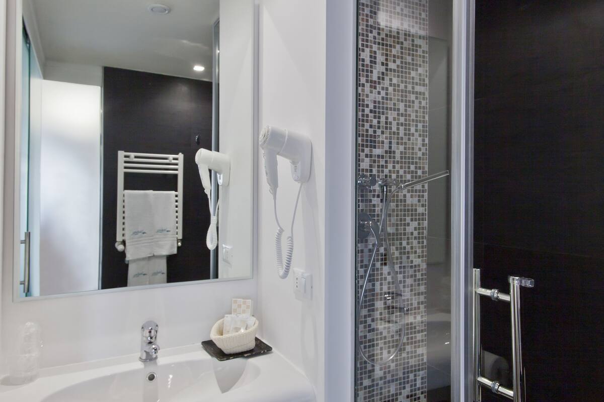 classic triple room, private bathroom | bathroom | hair dryer, bidet, towels