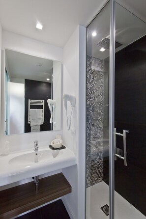 Classic Triple Room, Private Bathroom | Bathroom