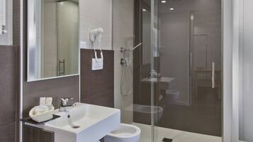 Deluxe-Doppelzimmer, Nichtraucher | Badezimmer | Haartrockner, Bidet, Handtücher