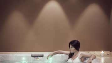 Salas de tratamiento para parejas, sauna y tina de hidromasaje