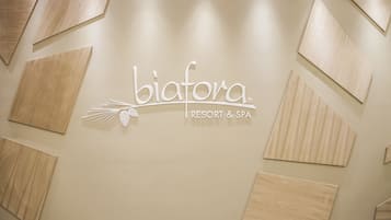 Salas de tratamiento para parejas, sauna y tina de hidromasaje