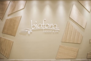 Couples treatment room(s), sauna, hot tub, steam room