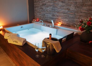 Couples treatment rooms, sauna, hot tub, steam room, Turkish bath