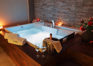 Parihoitohuone(ita), sauna, poreallas, höyrysauna, turkkilainen sauna