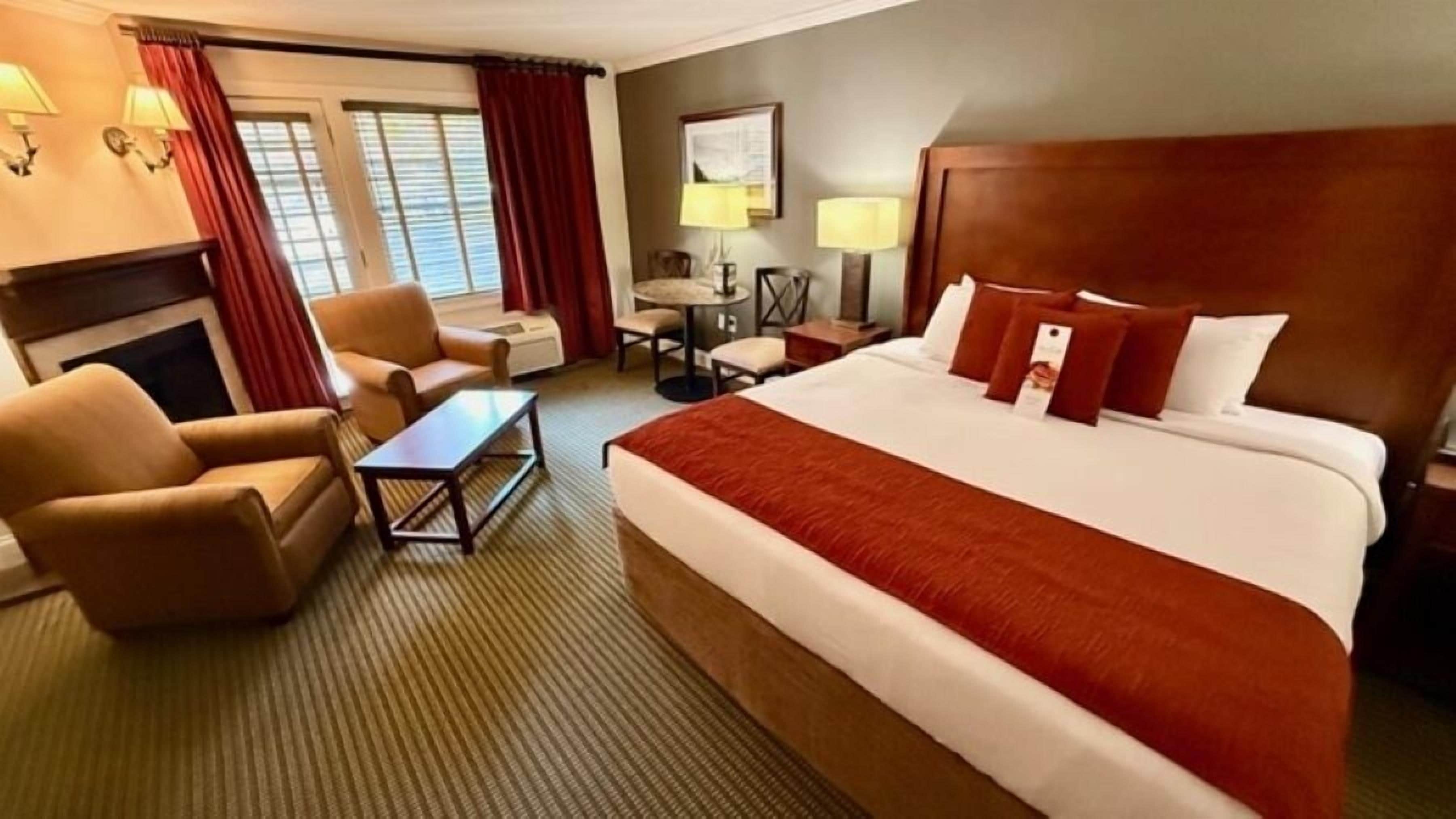 Room, 1 King Bed, Non Smoking, Fireplace | Premium bedding, in-room safe, iron/ironing board, rollaway beds