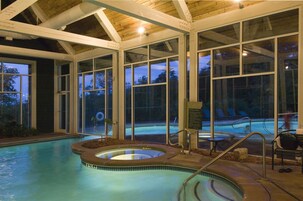 Una piscina cubierta, una piscina al aire libre de temporada