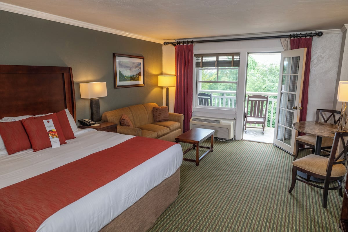 Room, 1 King Bed, Non Smoking, Balcony | Premium bedding, in-room safe, iron/ironing board