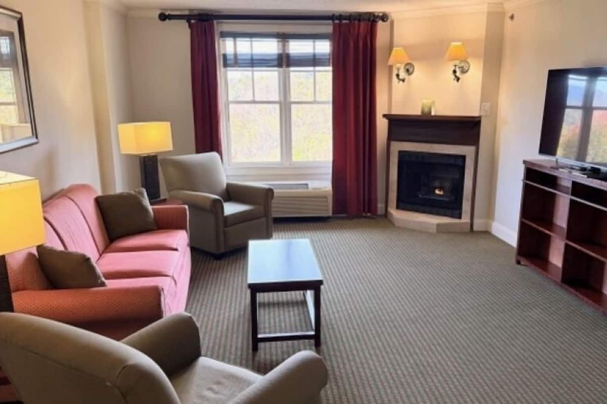 Suite, 1 King Bed, Fireplace | Premium bedding, in-room safe, iron/ironing board