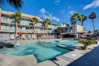 Outdoor pool, open 6:00 AM to 9:00 PM, pool umbrellas, sun loungers at Oasis at Gold Spike