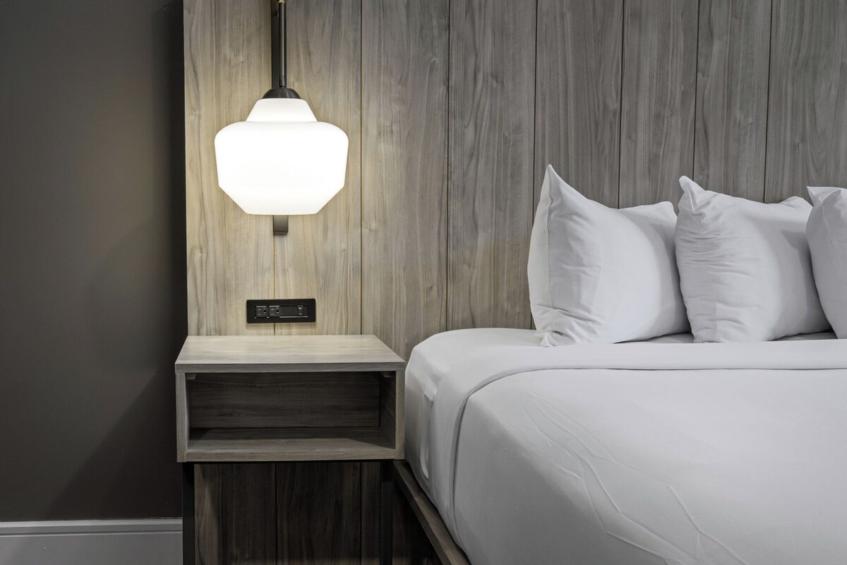 Room, Roll-in Shower, Non Smoking | Desk, laptop workspace, blackout drapes, bed sheets