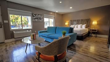 Poolside King Suite | Desk, laptop workspace, blackout drapes, bed sheets