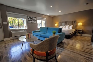 Poolside King Suite | Escritorio, espacio para trabajar con un portátil, cortinas opacas