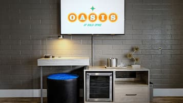 Una cocina moderna con horno empotrado, un lavamanos y una encimera.