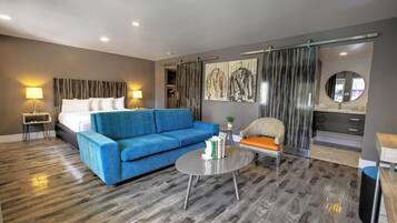 Poolside King Suite | Työpöytä, kannettavalle tietokoneelle sopiva työtila, pimennysverhot