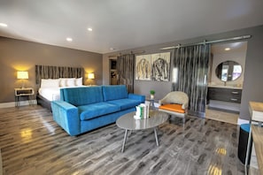 Poolside King Suite | Desk, laptop workspace, blackout drapes, bed sheets