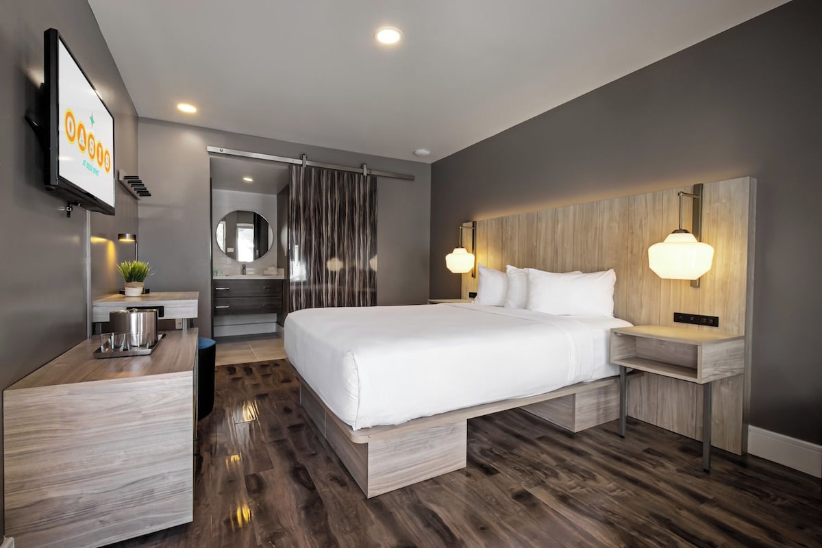 Deluxe Room, Non Smoking, Pool View | Desk, laptop workspace, blackout drapes, bed sheets