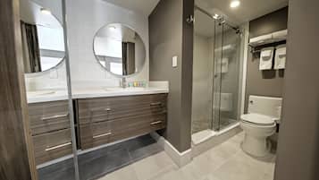 Amenidades de baño de diseñador, secadora de cabello, toallas, jabón