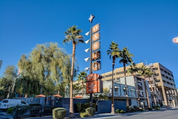 Hotel exterior and entrance at Oasis at Gold Spike