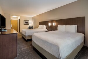 Escritorio, cortinas blackout y tabla de planchar con plancha 