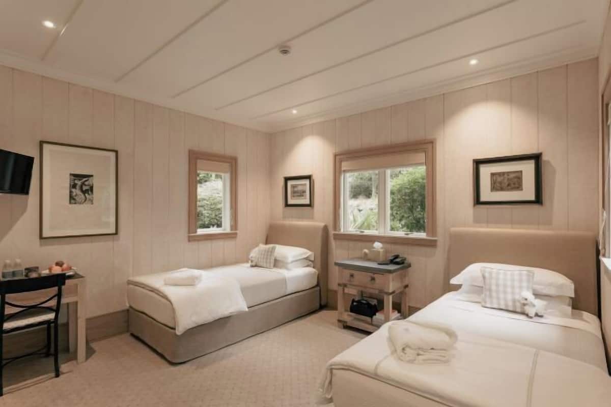 1 bedroom, Egyptian cotton sheets, premium bedding, down duvets