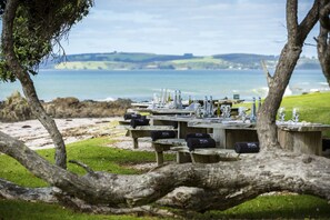 Breakfast, lunch, dinner served; local cuisine, sea views 