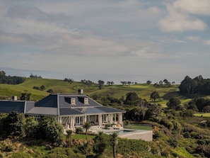 Kauri Cliffs Four Bedroom Villa | Sengetøy i egyptisk bomull, sengetøy av topp kvalitet og dundyner