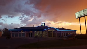 A hotel with a sign indicating it offers indoor pool and breakfast. - Bay Hill Inns & Suites, Neepawa (Neepawa)